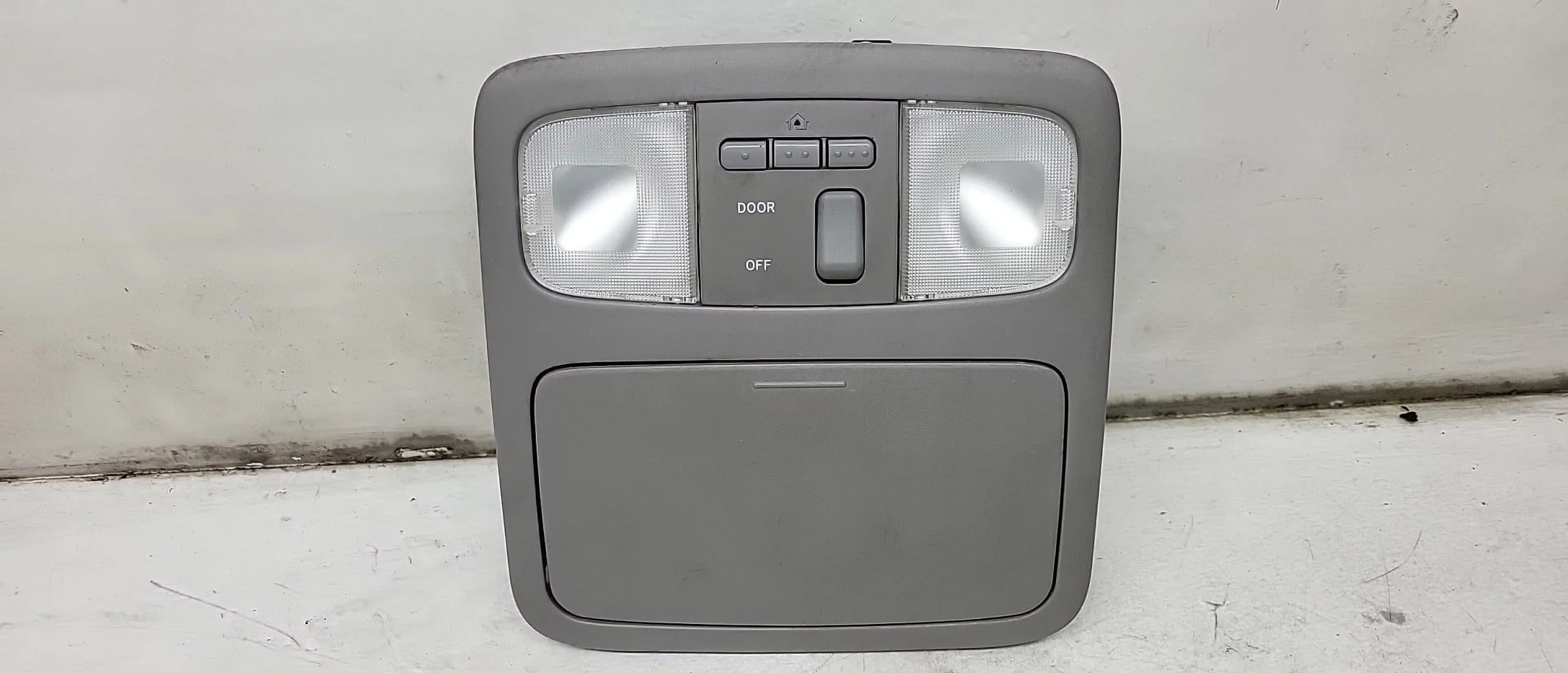 Pre-Owned 06 2006 Toyota Highlander Overhead Roof Console with Garage Door Opener OEM (Good)