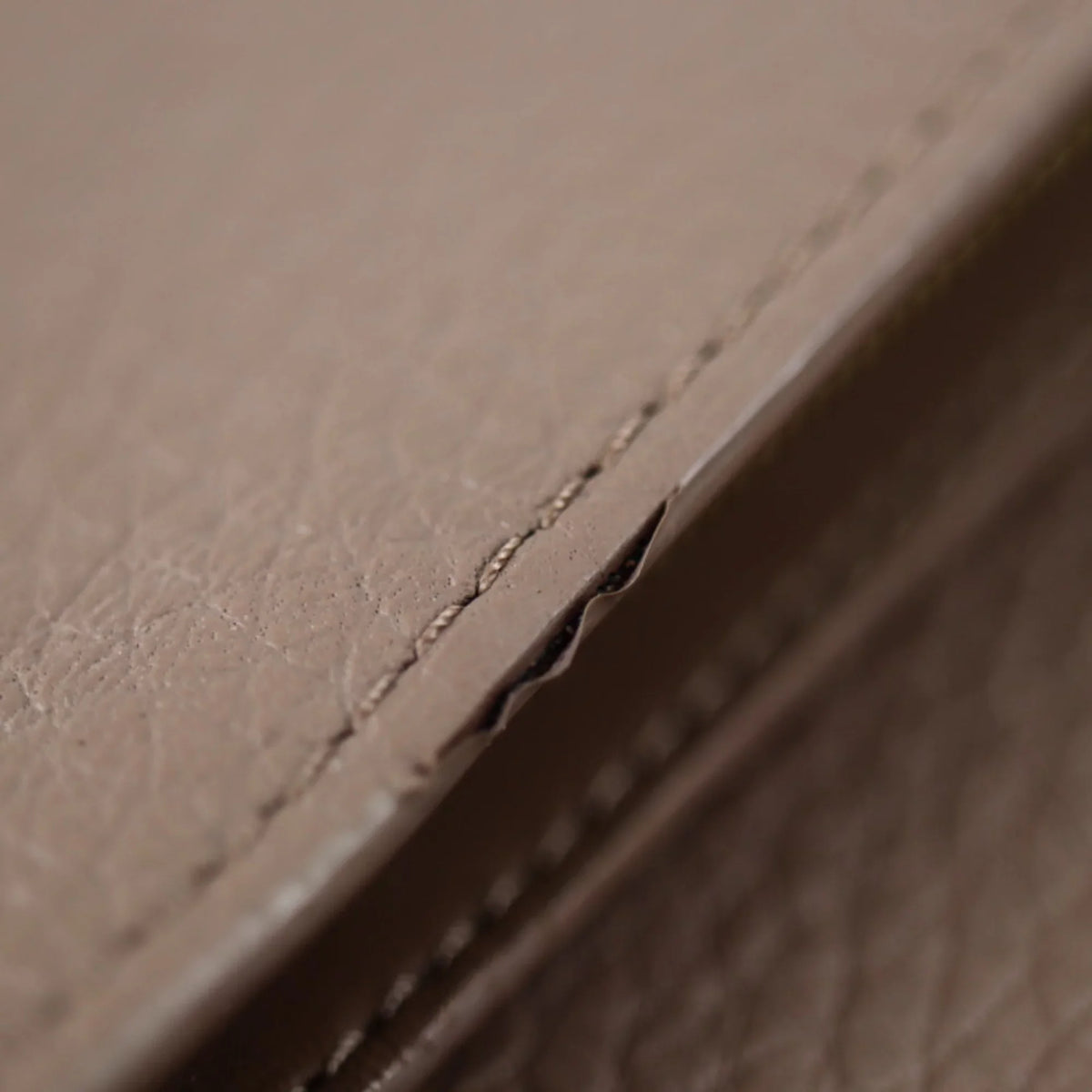 Pre-Owned LOUISize VUITTON Louis Vuitton Portefeuille Capucines Parnacea Long Wallet M62075 Taurillon Leather Taupe LV Logo Beige Gold Metal Fitting Genuine (Good)
