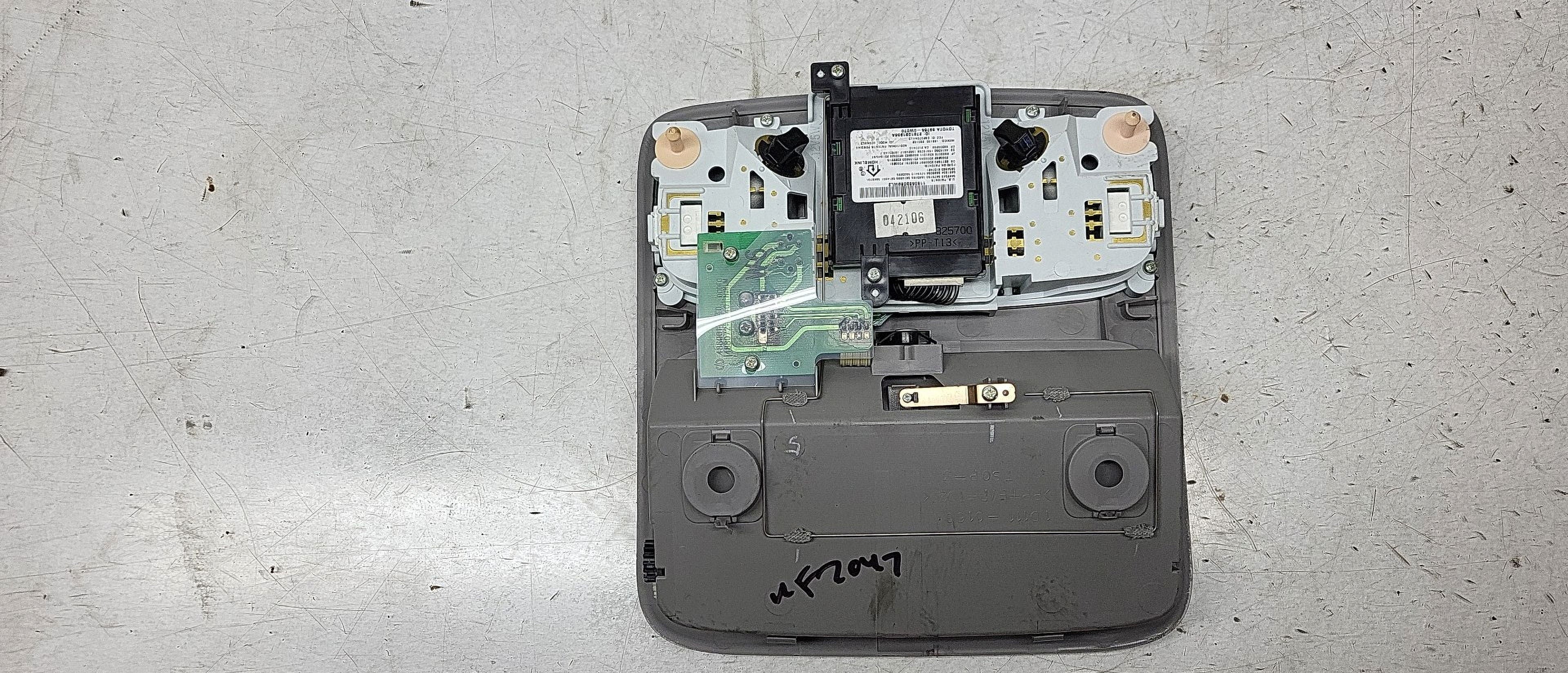 Pre-Owned 06 2006 Toyota Highlander Overhead Roof Console with Garage Door Opener OEM (Good)