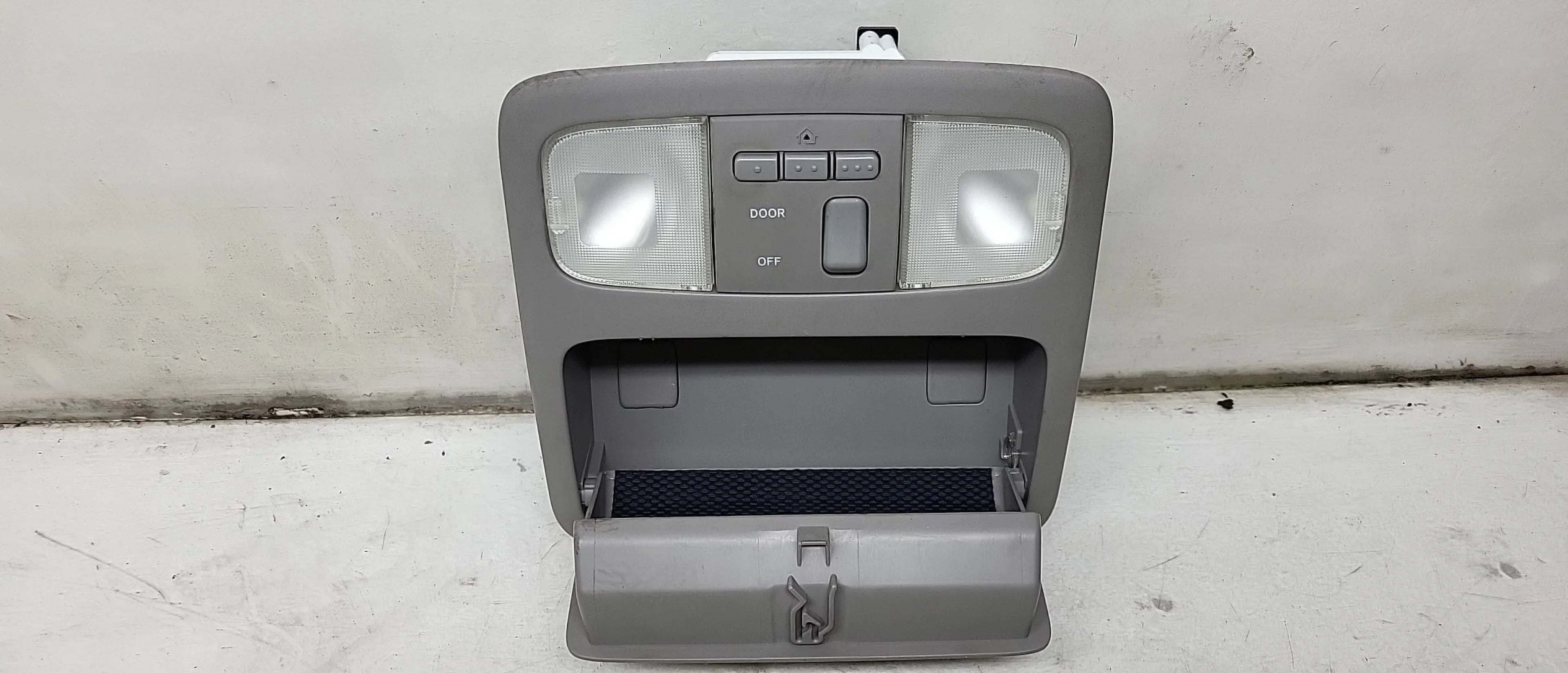 Pre-Owned 06 2006 Toyota Highlander Overhead Roof Console with Garage Door Opener OEM (Good)